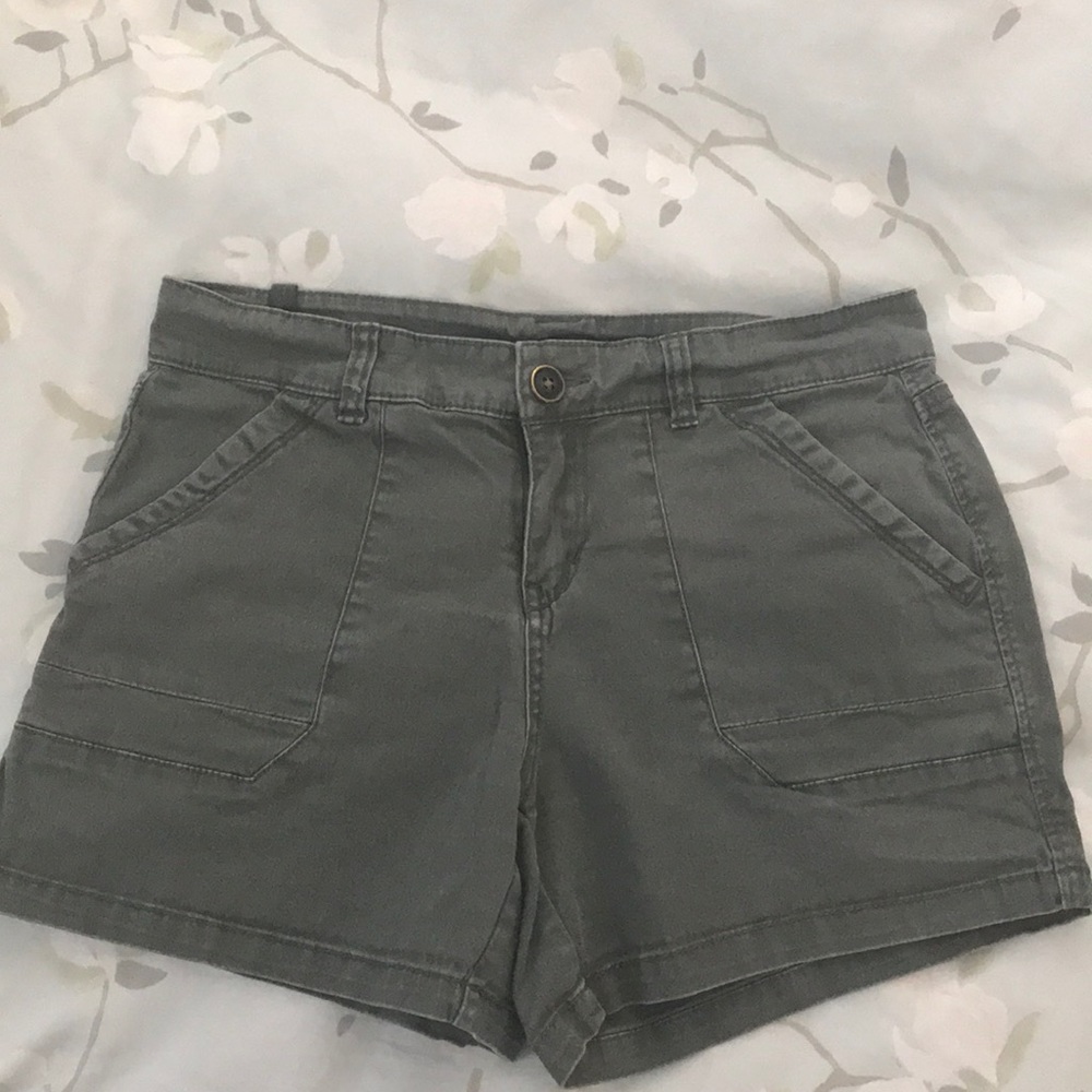 Cute army green shorts